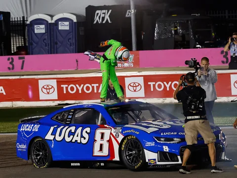 Manufacturer reference image: Brexton Busch Lucas Oil Kyle Busch Tribute Burnout With Figurine 1:24 ARC Diecast